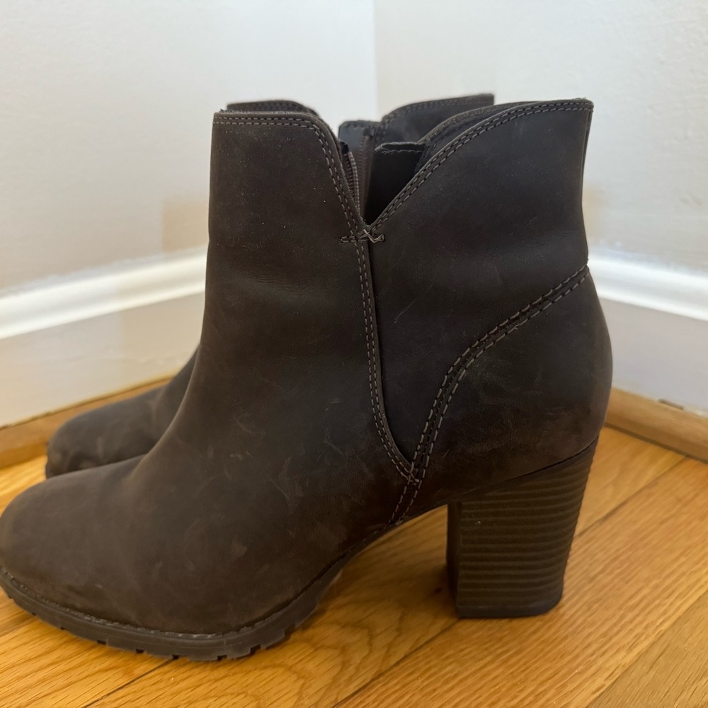 Clarks Verona Trish, worn 1 time. Very comfortable.
